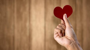 İnsan eli kırmızı kalbi gösteriyor. Dünya Kalp Günü konsepti