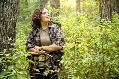 Karışık ırk kadınlarının ormanda yürüyüşü. Seyahat etkinliği