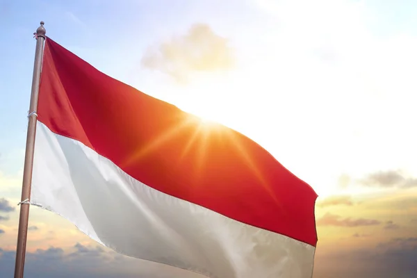 Die Rot Weiße Flagge Indonesiens Vor Dem Hintergrund Des Sonnenlichts — Stockfoto