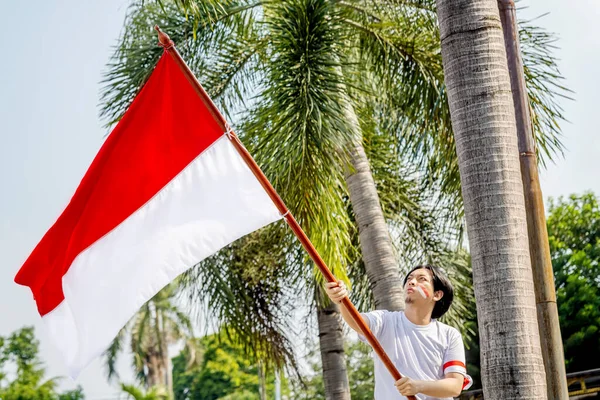 Indonesian Men Celebrate Indonesian Independence Day August Holding Indonesian Flag — Foto Stock