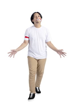 Endonezyalı erkekler 17 Ağustos 'ta Endonezya' nın bağımsızlık gününü beyaz arka plan üzerinde izole edilmiş bir kaşıkla misket yarışı yaparak kutladılar.