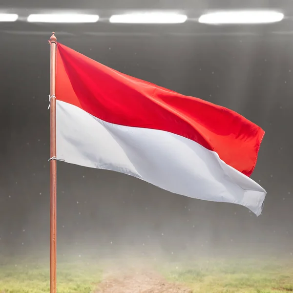 具有聚光灯背景的印度尼西亚国旗的红白相间的旗帜 — 图库照片