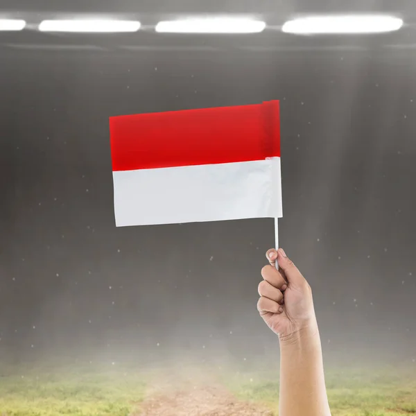 스포트라이트 배경을 인도네시아 국기를 인간의 인도네시아 독립기념일 — 스톡 사진