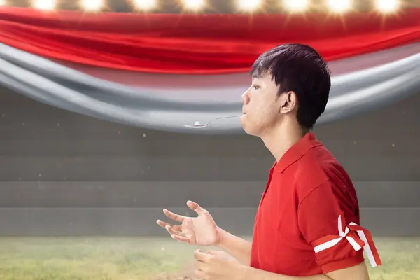 Indonesiska Män Firar Självständighetsdagen Den Augusti Med Marmortävling Med Hjälp — Stockfoto