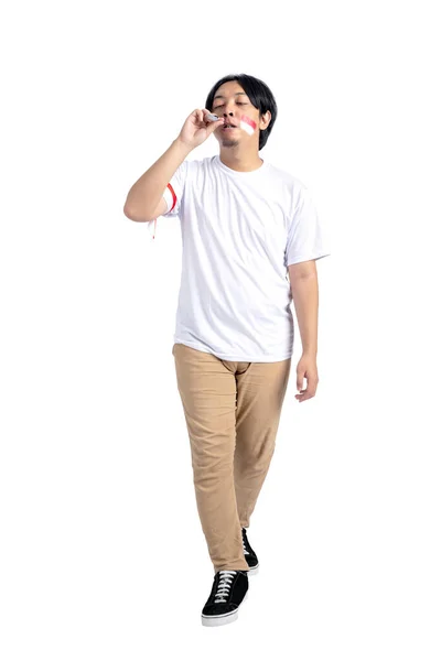 印度尼西亚男子在8月17日庆祝印度尼西亚独立日的时候 用一只被白色背景隔开的勺子进行了一场弹珠比赛 — 图库照片