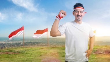 Endonezyalı erkekler Endonezya 'nın bağımsızlık gününü 17 Ağustos' ta kutladılar. Endonezya 'nın bağımsızlık günü