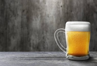 Bir bardak soğuk bira. Uluslararası bira günü konsepti