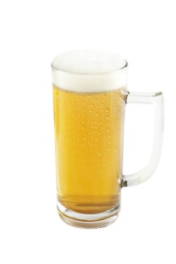 Beyaz arka planda izole edilmiş soğuk bira bardağı.