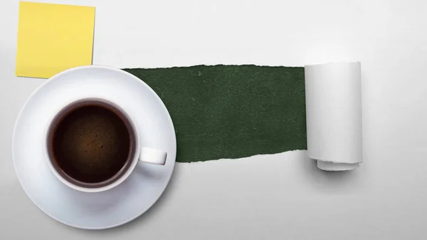 Чашка Кофе Пустой Бумагой Рваном Бумажном Фоне Международная Концепция Дня — стоковое фото
