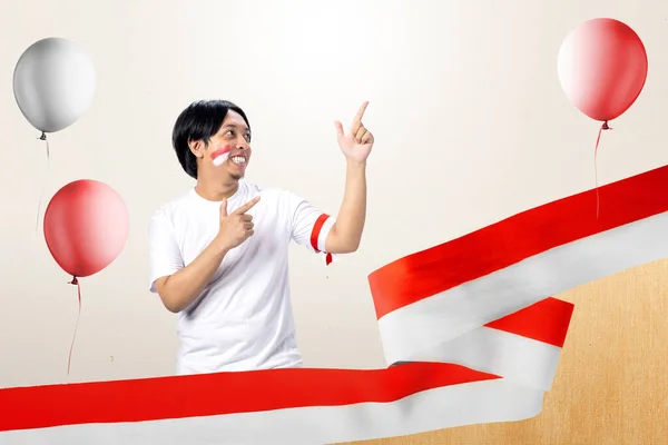 Indonesian Man Celebrates Indonesian Independence Day August While Pointing Something — Stock Photo, Image