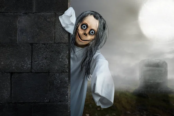 Scary Momo Pie Cementerio Con Fondo Escena Nocturna Cara Miedo — Foto de Stock