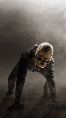 Kafatası kafalı bir adam karanlık arka planda duruyor. Korkunç iblis Cadılar Bayramı konsepti