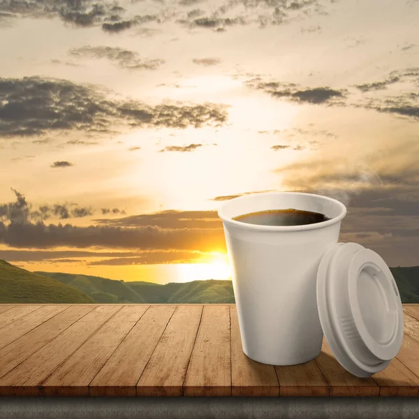 テーブルの上のコーヒーカップ 国際コーヒーデーコンセプト — ストック写真