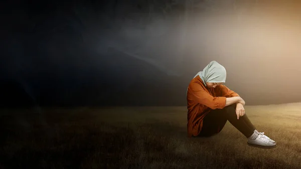 Yalnız Oturan Depresif Asyalı Müslüman Kadın Dünya Ruh Sağlığı Günü — Stok fotoğraf