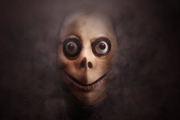 Scary Momo Pie Fondo Oscuro Cara Miedo Para Halloween Concepto — Foto de Stock