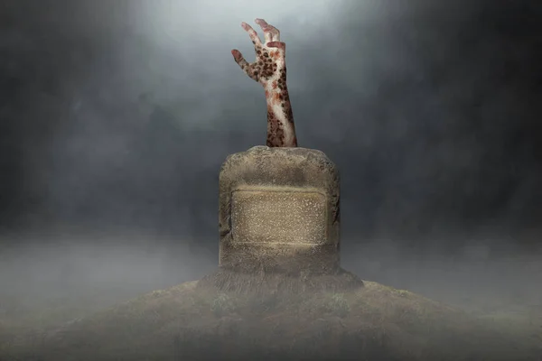 Ręka Zombie Ranami Wznosi Się Cmentarzu Pełnią Księżyca Tle Przerażająca — Zdjęcie stockowe