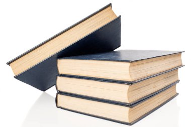 Beyaz arka plan üzerinde izole kitap yığını