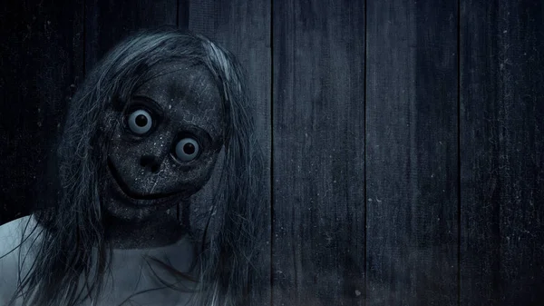 Gruselig Steht Momo Dunklen Hintergrund Gruseliges Gesicht Halloween Halloween Konzept — Stockfoto