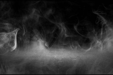 Beton zemin. Arka planda beyaz duman var.