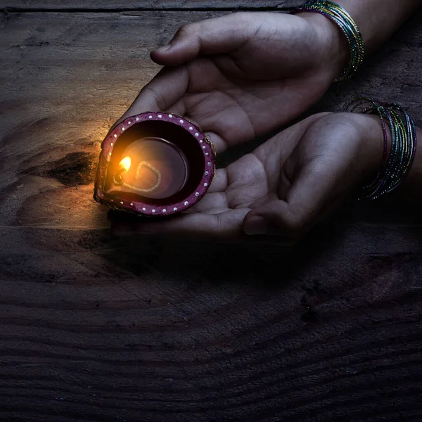Mulher Mão Segurando Lâmpadas Óleo Diya Para Festival Diwali Festival — Fotografia de Stock