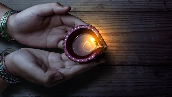 Mulher Mão Segurando Lâmpadas Óleo Diya Para Festival Diwali Festival — Fotografia de Stock