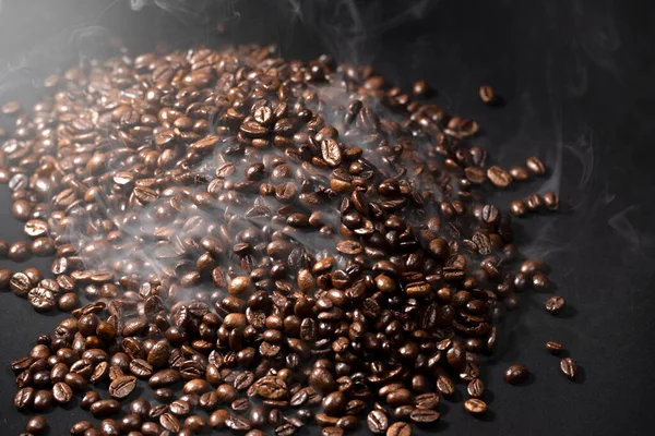 Closeup View Fresh Roasted Coffee Beans Smoke Background — Stock Photo, Image