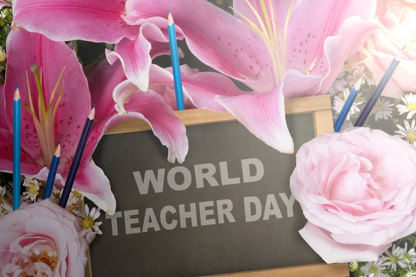 Kolorowe Kwiaty Szkolną Papeterią Tablicą Koncepcja Światowego Dnia Nauczyciela — Zdjęcie stockowe