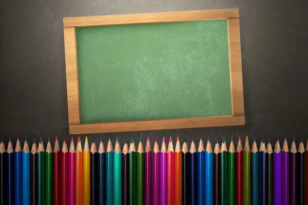 Die Reihe Buntstifte Mit Einer Leeren Tafel Auf Farbigem Hintergrund — Stockfoto