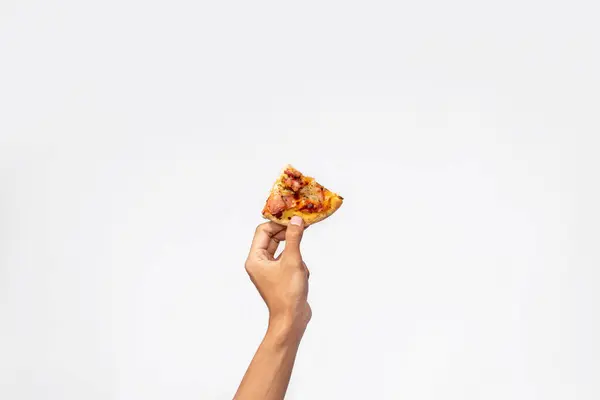 Ludzka Ręka Trzymająca Kawałek Pizzy Białym Tłem — Zdjęcie stockowe