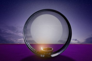 Gece Karwa Chauth kutlamaları için Karwa Chauth süzgeci ve Diya yağ lambaları. Karwa Chauth kutlaması