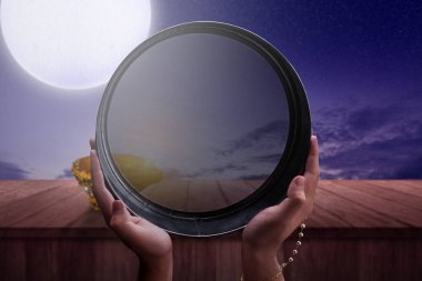 Karwa Chauth kutlamaları için Karwa Chauth süzgecini tutan kadın. Karwa Chauth kutlaması