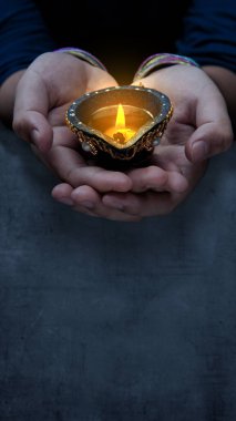 Diwali festivali için Diya 'nın el fenerlerini tutan kadın. Diwali Festivali. Hindu Işık Festivali