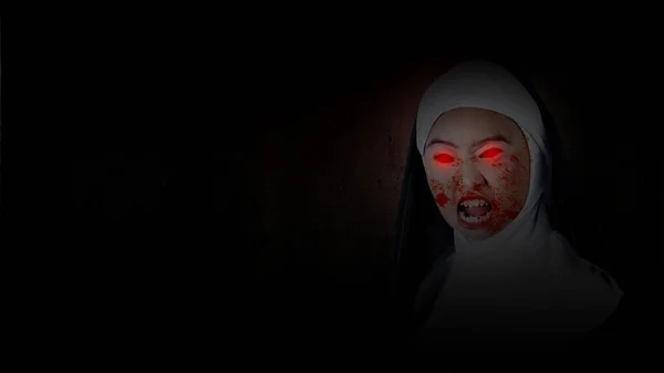 Straszna Diabelska Zakonnica Stojąca Ciemnym Tle Przerażająca Kobieta Halloween Koncepcja — Zdjęcie stockowe