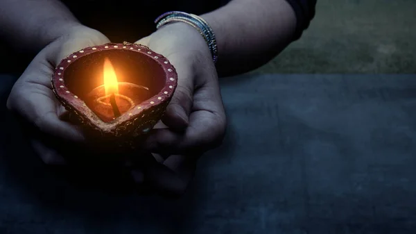 迪瓦里节的女性手拿着迪雅油灯 Diwali节 印度教灯节庆祝活动 — 图库照片