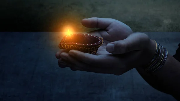 Kvinnlig Hand Som Håller Diya Oljelampor För Diwali Festivalen Diwali — Stockfoto