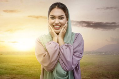 Peçeli kız gülümseyen bir ifade gösterdi. Gülen surat. Dünya Gülme Günü konsepti