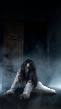 Ürkütücü bir hayalet kadın beyaz dumanla yerde sürünüyor. Korkunç bir kadın. Cadılar Bayramı konsepti