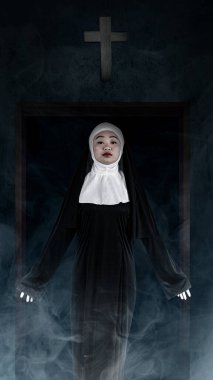 Karanlık bir arka planda, elinde haç ve açık bir kapı olan korkunç bir rahibe. Korkunç bir kadın. Cadılar Bayramı konsepti