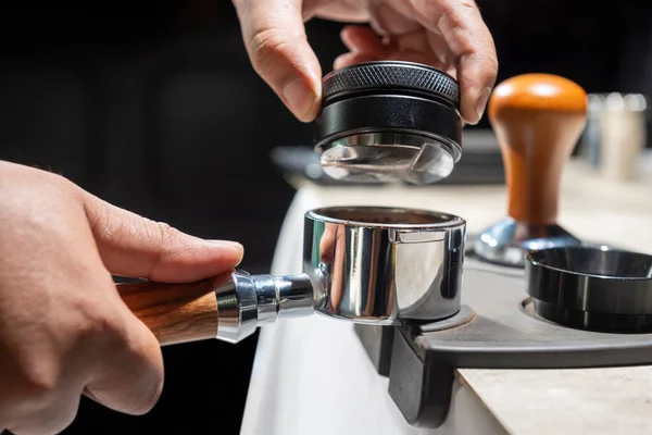 Mão Barista Usa Adulteração Para Pressionar Café Moído Fresco Filtro — Fotografia de Stock