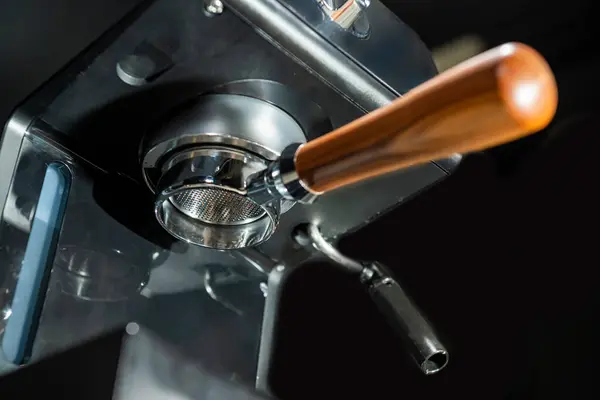Kahve Makinesinde Portafilter Var Espresso Yap — Stok fotoğraf