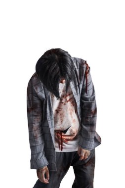 Vücudunda kan ve yaralar olan korkunç bir zombi beyaz arka planda tek başına yürüyor.