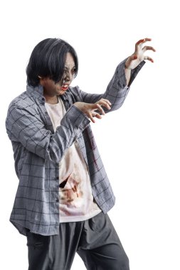 Vücudunda kan ve yaralar olan korkunç bir zombi beyaz arka planda tek başına yürüyor.