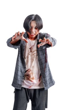 Vücudunda kan ve yaralar olan korkunç bir zombi beyaz arka planda tek başına yürüyor.