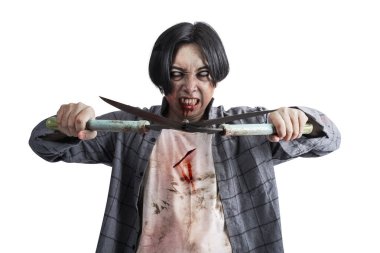 Vücudunda kan ve yaralar olan korkunç bir zombi beyaz arka planda izole edilmiş bir çim biçme makinesini taşırken yürüyor.