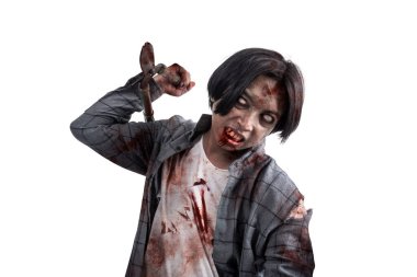 Vücudunda kan ve yaralar olan korkunç bir zombi beyaz arka planda izole edilmiş bir çim biçme makinesini taşırken yürüyor.