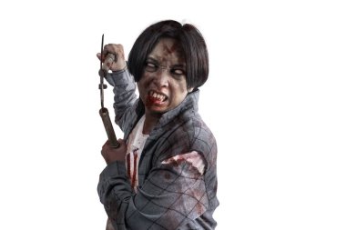 Vücudunda kan ve yaralar olan korkunç bir zombi beyaz arka planda izole edilmiş bir çim biçme makinesini taşırken yürüyor.