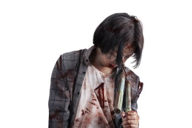 Vücudunda kan ve yaralar olan korkunç bir zombi beyaz arka planda izole edilmiş bir çim biçme makinesini taşırken yürüyor.