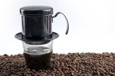 Kahve çekirdekleri ve bir fincan kahve ile Vietnam damlalı kahve makinesi beyaz arka planda izole edilmiş.