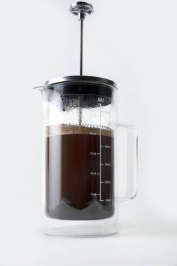 Beyaz arka planda izole edilmiş bir kahve makinesinde taze kahve.