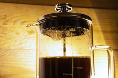 Masadaki kahve makinesinde taze kahve.